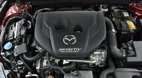 Silnik Skyactiv-G w Mazdzie 3. Wiele osób chwali go w swoich mazda 3 opinie za kulturę pracy i oszczędność.