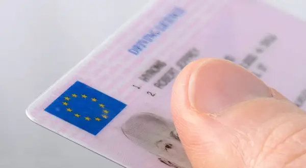 Carnet de conducir europeo con la bandera de la UE. Es el tipo de carnet de coche que permite circular por toda Europa.