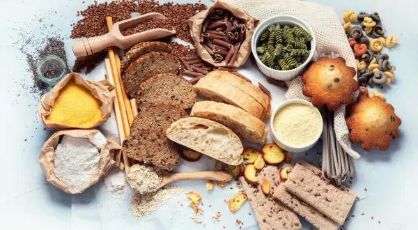 Różnorodne produkty zbożowe: chleb, makaron, mąka, kasza, płatki owsiane, ciastka i muffiny. To bogactwo węglowodanów w jednym miejscu.