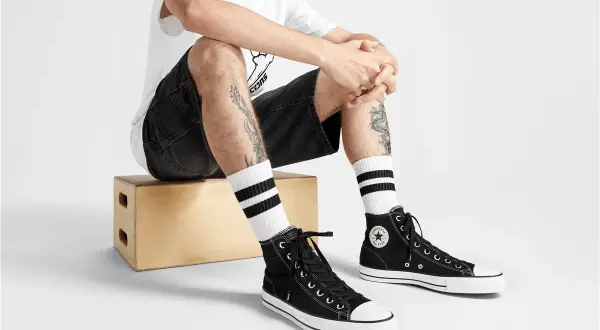 Stylizacje męskie z Converse: modne zestawy na każdą okazję bez błędów