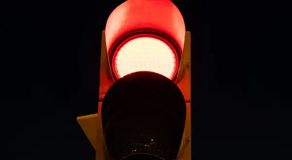Un semáforo con la luz roja encendida. ¿Qué significan unas luces rojas intermitentes? ¡Alto!
