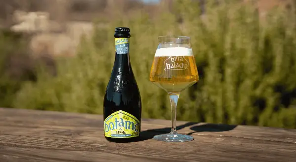 Birra alla canapa botanic blonde, senza alcol. Scopri i suoi effetti rilassanti e il gusto unico.