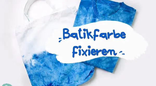 Blauer Batik-Stoffbeutel und T-Shirt. Text: "Batikfarbe fixieren".