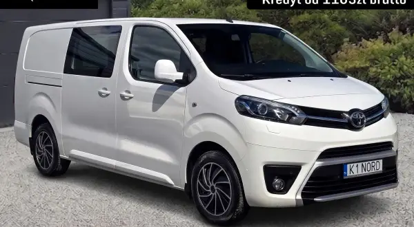 Biały van Toyota Proace 4x4 z Dangel zaparkowany na zewnątrz.