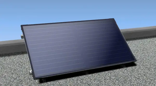 Panel solarny na dachu, gotowy do zbierania energii słonecznej.