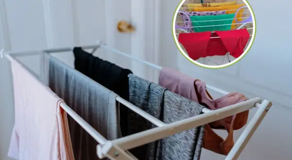 Pantaloni e magliette colorati stesi su uno stendibiancheria, un modo pratico per asciugare i pantaloni velocemente fuori casa.