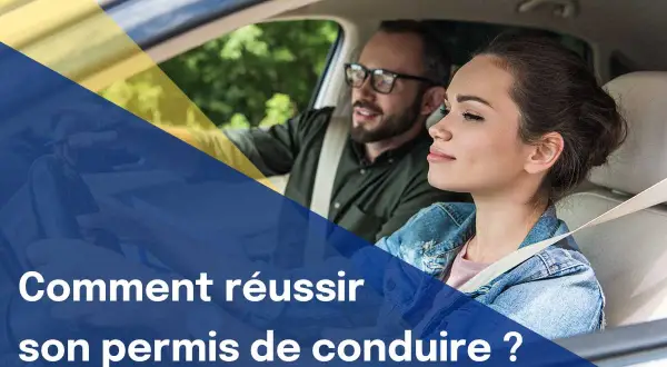 Jeune femme confiante au volant, avec moniteur. Augmentez votre taux réussite permis premier coup grâce à nos conseils.