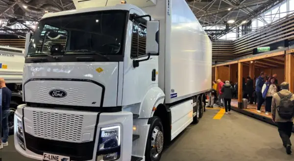 Camion Ford F-Line blanc, une marque de camion Europe, exposé dans un salon. Il est prêt pour le transport frigorifique.