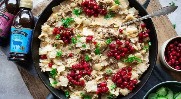 Kålmaja recept i gjutjärnspanna med lingon och persilja. Två flaskor Bong Touch of Taste syns bredvid.