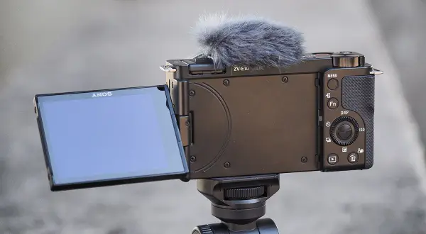 Kamera Sony ZV-E10 z mikrofonem na gorącej stopce, gotowa do nagrywania.