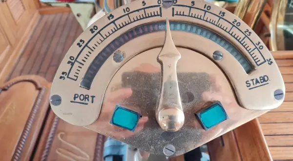 Indicatore di rotta su una nave, con la lancetta che punta verso "PORT". Il suo significato è la direzione di navigazione.