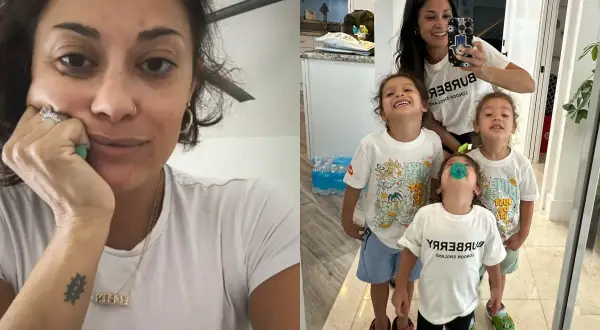 Najmłodsze ikony stylu, czyli jak ubierają się dzieci polskich it-girls. Trzy uśmiechnięte maluchy w identycznych koszulkach z logo Burberry, mama robi im zdjęcie w lustrze.