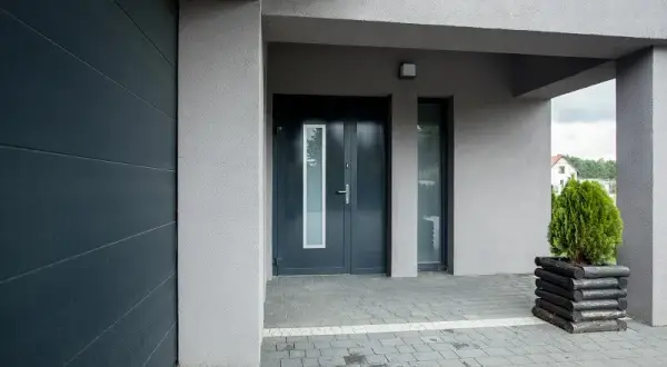 Ile kosztują dobre drzwi zewnętrzne? Poznaj ceny i kluczowe czynniki