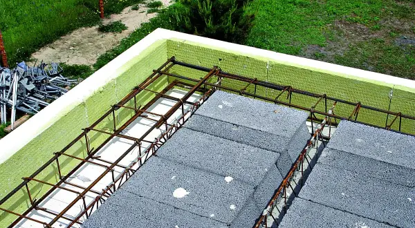 Zbrojenie wieńca w narożu, przygotowane do zalania betonem. Stalowe pręty tworzą solidną konstrukcję.
