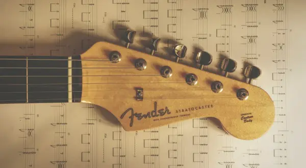 Kiedy powstała gitara elektryczna? Odkryj jej fascynującą historię