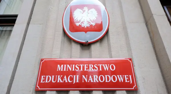 Godło Polski i tablica "Ministerstwo Edukacji Narodowej" - tu kształtują się kierunki polityki oświatowej.