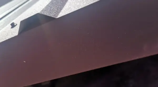 Dach z blachy trapezowej poci się od spodu, brak folii paroprzepuszczalnej. Widoczne krople kondensatu na spodniej stronie blachy.