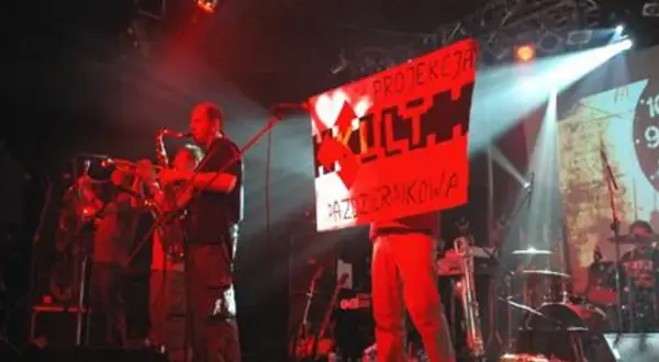 Koncert z instrumentami dętymi i banerem "PROJEKCJA KULTU PAZERMIKOWA". Koniec tekst.