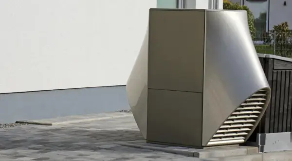Nowoczesna, futurystyczna obudowa pompy ciepła r32 o aerodynamicznym kształcie, stojąca obok drewnianej skrzyni na śmieci.