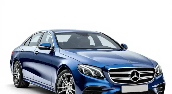 Elegancka, błękitna hybryda w dieslu, Mercedes-Benz E-klasy, lśni na białym tle.