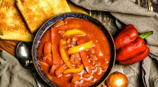 Herzhaftes Letscho Rezept Original mit Paprika, Zwiebeln und Toastbrot. Ein Klassiker, der immer schmeckt.