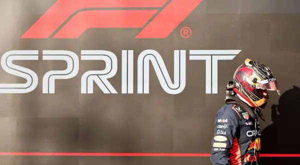 Piloto de F1 con casco decorado, frente al logo de "SPRINT" de la Fórmula 1.