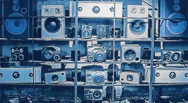 Regały pełne głośników, od dużych po małe. Czy to jest to, co oznacza lofi?