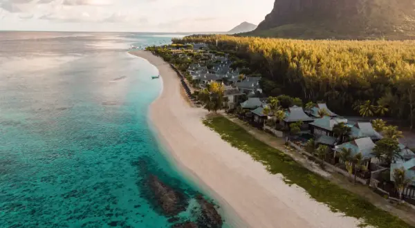 Traumhafte Küste mit türkisfarbenem Wasser und luxuriösen Villen. Selbst in der Regenzeit Mauritius bietet diese Aussicht pure Entspannung.