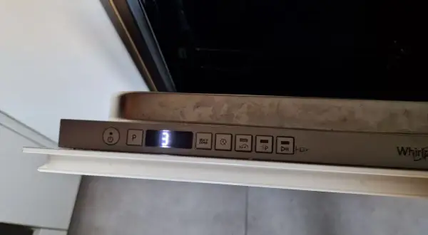 Panel sterowania zmywarki Whirlpool. Wyświetlacz pokazuje cyfrę 3, obok przyciski programów. Instrukcja zmywarki Whirlpool pomoże Ci wybrać odpowiedni cykl.