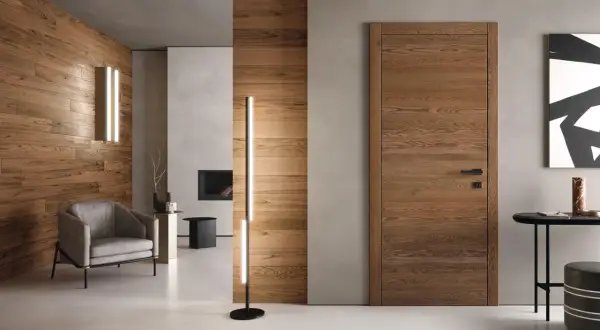 Porta listellare in legno con finitura naturale, che dona un senso di calore e modernità all'ambiente.