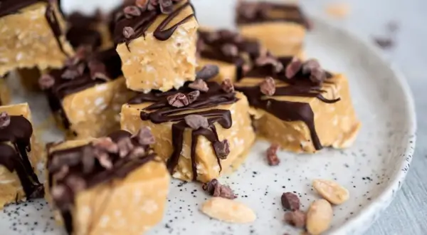 Små bitar av nyttigt godis recept, toppade med choklad och kakaonibs. Perfekt för den sötsugne!