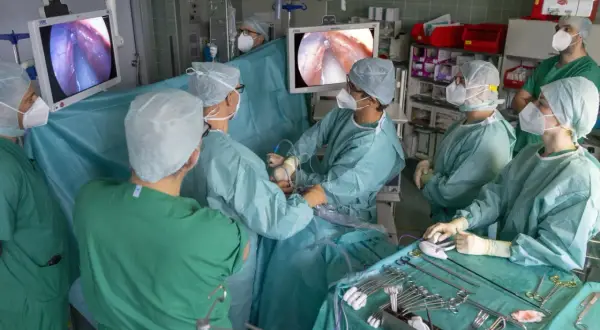 Chirurgen führen eine minimalinvasive Operation durch, die Hoffnung auf ein besseres Leben nach Lungenlappenentfernung gibt.