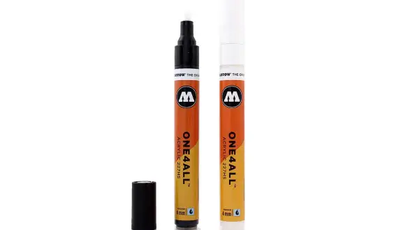 Zwei orange-gelbe Graffiti-Marker "ONE4ALL" mit schwarzer Kappe und weißer Spitze.