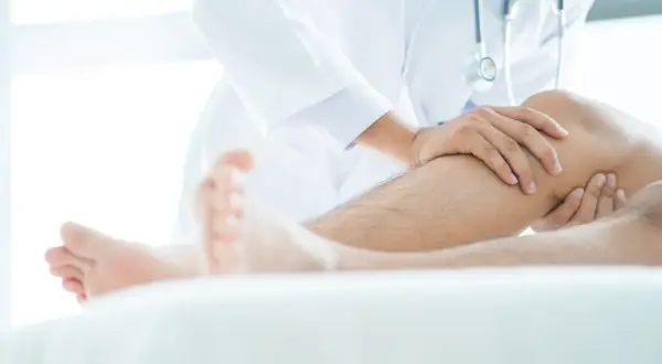 Ból nóg? Sprawdź, do którego lekarza iść objawy wskażą drogę