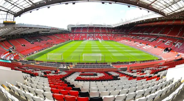 Widok na murawę i trybuny stadionu Old Trafford. Znany z imponującej pojemności, ten obiekt jest domem Manchesteru United.
