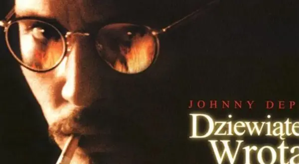 Johnny Depp w okularach, z papierosem w ustach, na tle płomieni. Plakat filmu "Dziewiąte wrota".