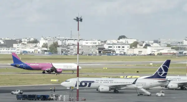 Samolot LOT-u i Wizz Air na płycie lotniska Chopina. Długość pasa startowego na Lotnisku Chopina pozwala na starty i lądowania wielu samolotów.