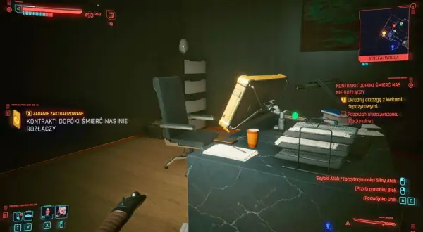 W biurze w stylu cyberpunk, zadanie "Dopóki śmierć nas nie rozłączy" aktualizuje się. Na biurku leży dokumentacja i kubek.