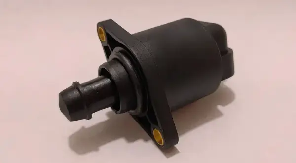 Válvula IAC negra, pieza esencial para el control del ralentí del motor.