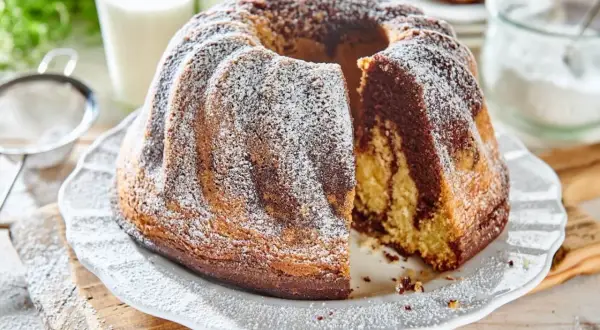 Wilgotna, dwukolorowa babka wielkanocna z cukrem pudrem. Idealna na świąteczny stół, zachwyca smakiem i wyglądem.