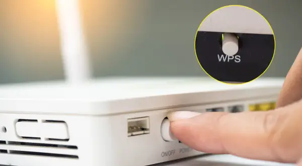 Palec naciska przycisk WPS na routerze. WPS co to? To łatwy sposób na połączenie urządzeń z siecią Wi-Fi.