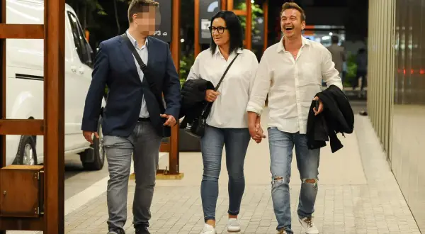 Trzy osoby idą razem. Czy Radek Liszewski ma dzieci? Na zdjęciu widać parę trzymającą się za ręce i młodego mężczyznę.