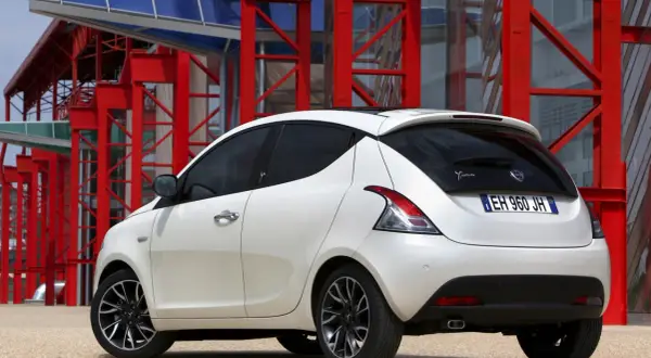 Pojemność baku Lancia Ypsilon: 40, 42L, LPG i zasięg sprawdź!