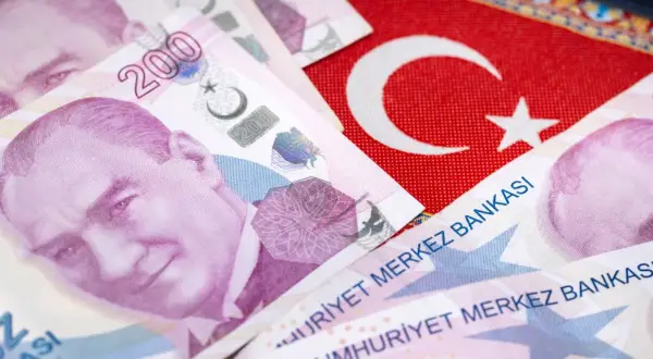 Turecka waluta, banknoty 200 lir, na tle flagi Turcji. Sprawdź aktualny kurs wymiany!