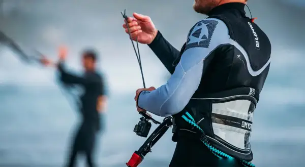 Trapez kitesurfingowy: Jak wybrać idealny dla komfortu i progresu?