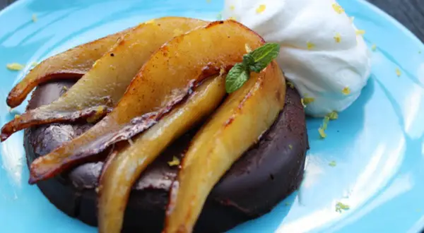Deliciosa marquesa de chocolate con peras caramelizadas y crema batida, un postre que te hará sentir como la realeza.