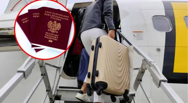 Osoba z bagażem wchodzi po schodach do samolotu, a obok widoczne są paszporty polskie.