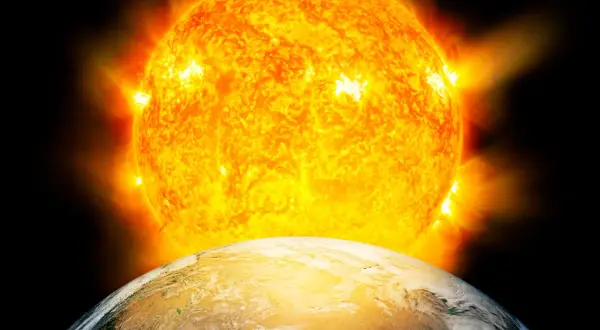 Jorden närmar sig solen, en påminnelse om solens livslängd och dess enorma kraft.