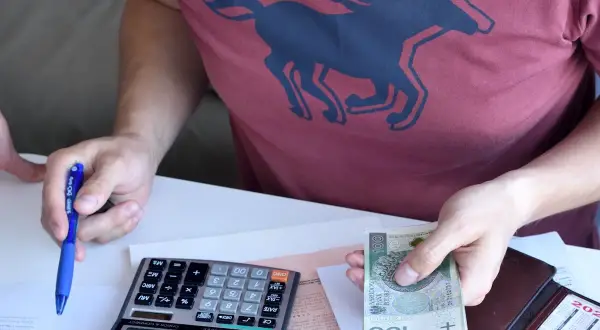 Ile bierze elektryk za godzinę? Sprawdź stawki i oszczędź pieniądze