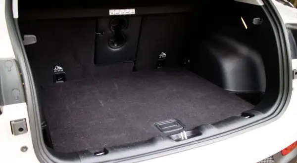 Tomt jeep compass bagageutrymme med fästen för barnstol. Perfekt för helgens äventyr!